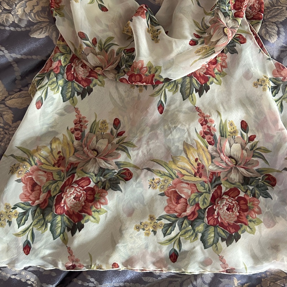 Beautiful sheer top - Picture 6 of 6